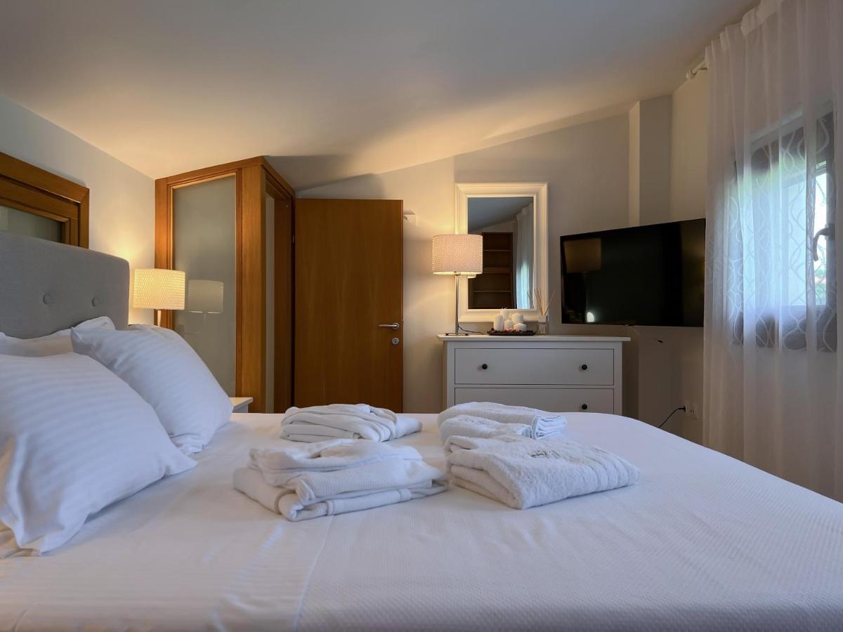 Heaven Luxury Villa Nea Roda Exterior foto