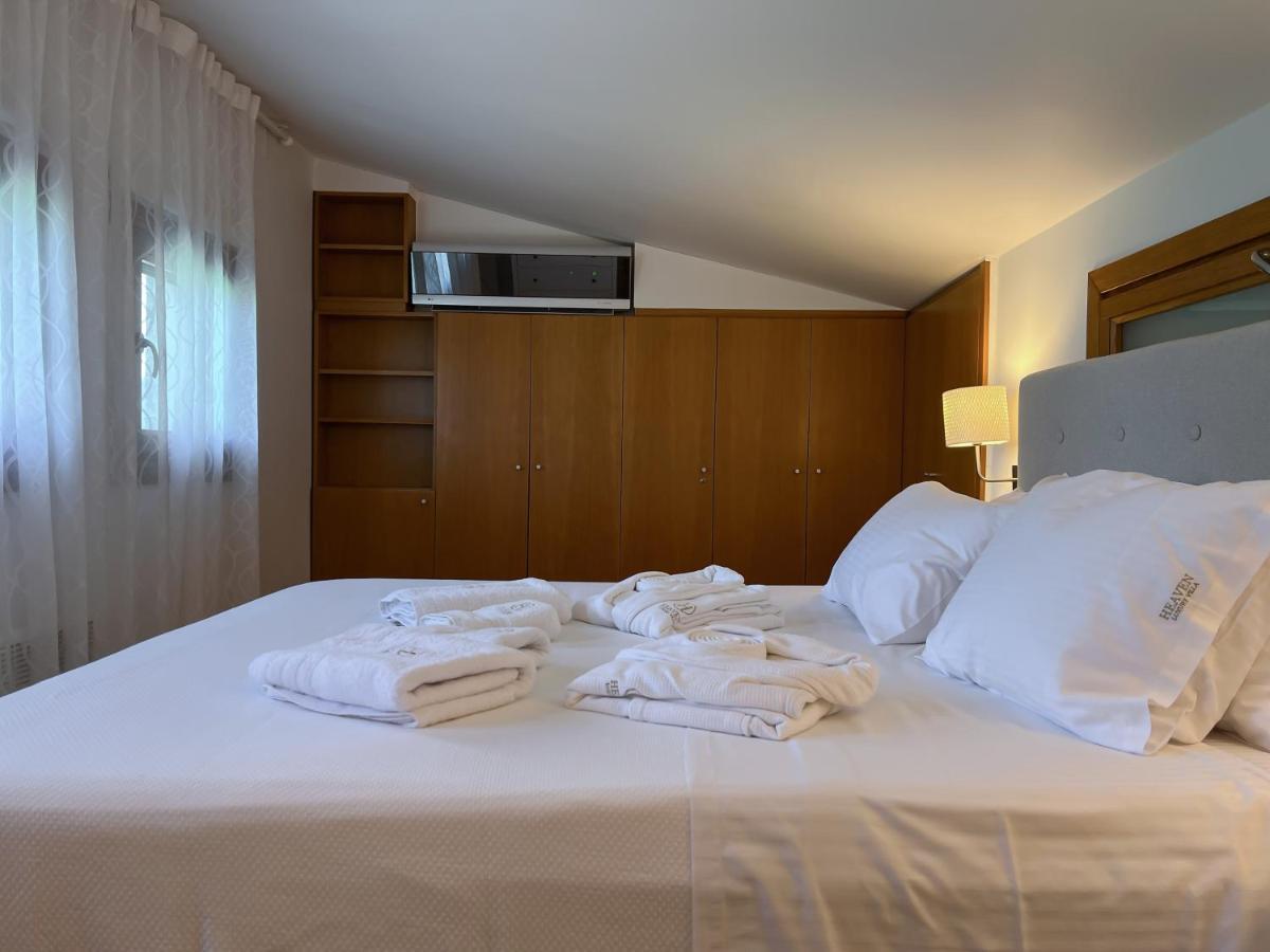 Heaven Luxury Villa Nea Roda Exterior foto